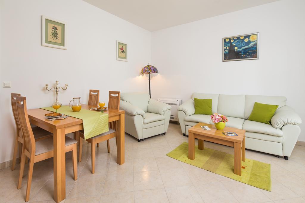 Apartments Leon Podstrana Bilik gambar