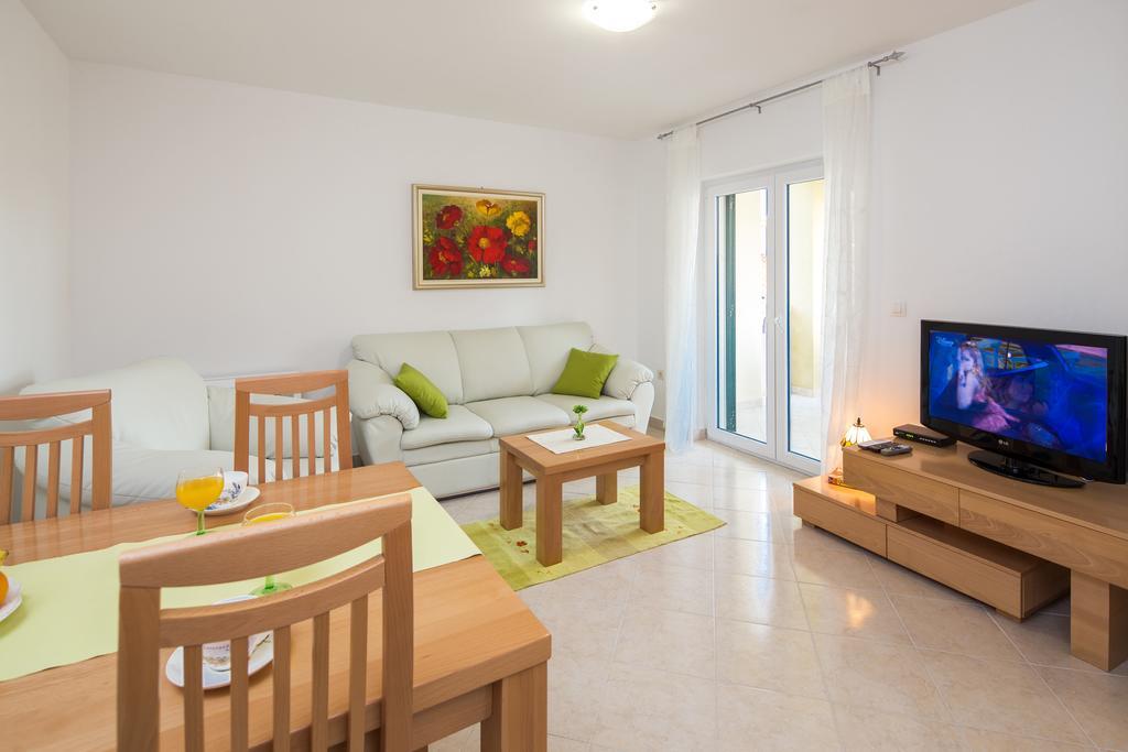 Apartments Leon Podstrana Bilik gambar