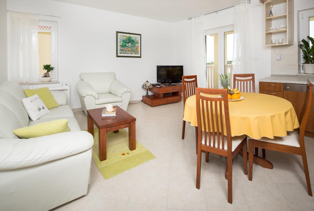 Apartments Leon Podstrana Bilik gambar